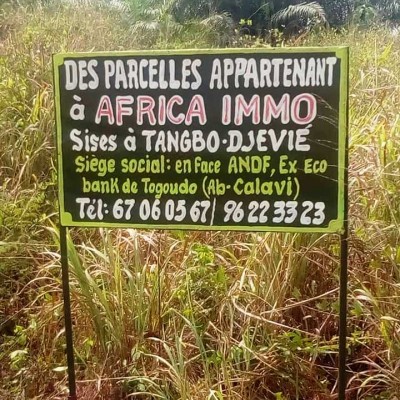 DIX(18) parcelles situées à Zè localité de Tangbo Djèvié à 2 km du goudron